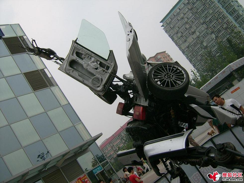 Illustration for article titled VW Passat-a-Bot Transformer Attacks Beijing Mall